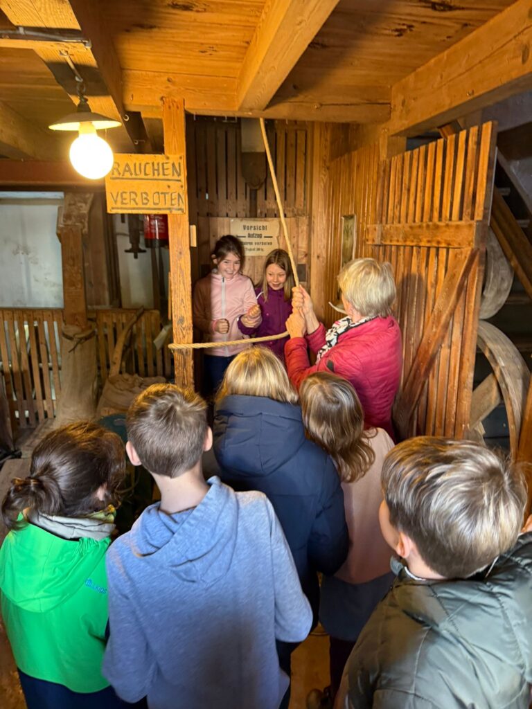 Beitragsbild zum Beitrag „Alle dritten Klassen auf Zeitreise – vom Korn zum Brot in der Molitorsmühle Schweich“