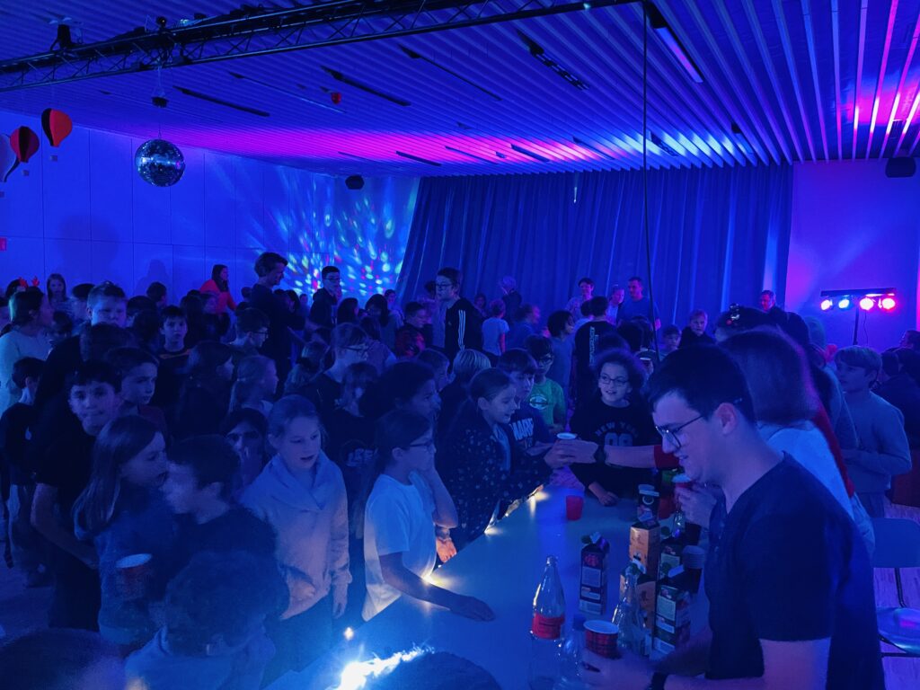 Beitragsbild zum Beitrag „Das rockt: die erste gemeinsame Nikolausdisco der Frida-Kahlo-Schulgemeinschaft“