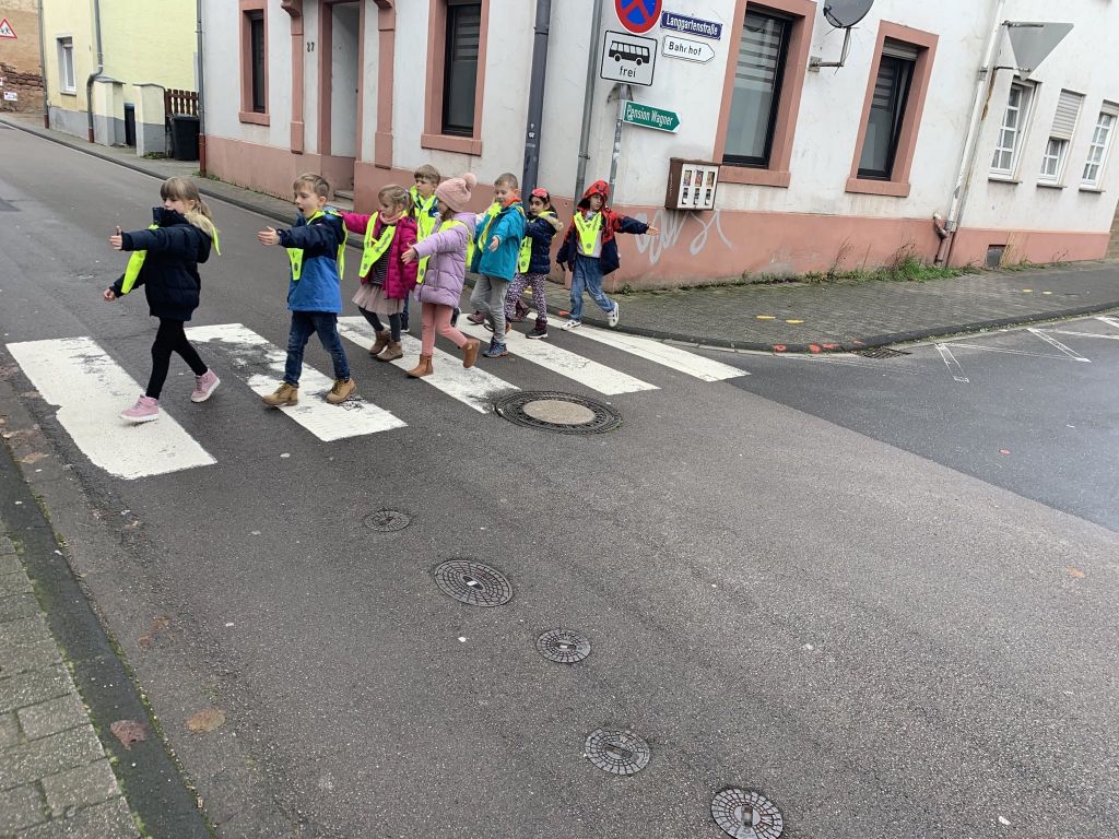 Beitragsbild zum Beitrag „Den Schulweg erkunden“